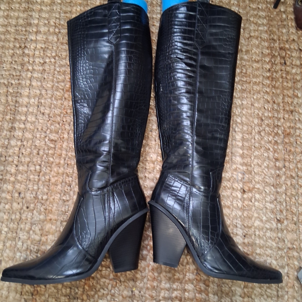 Elegant Black Croc-Embossed Heeled Boots
